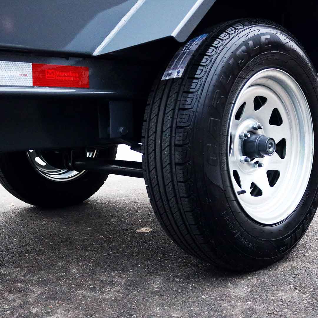 one 3,500 lb axle with 205/75 R15 tires with electric brakes