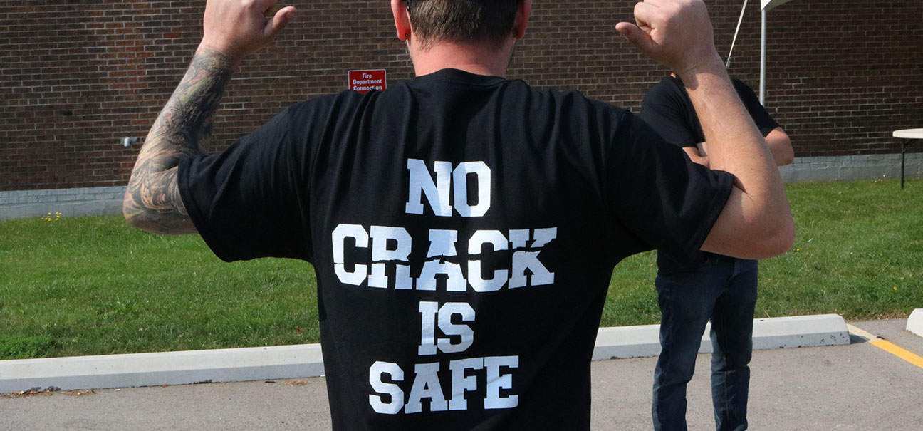 Marathon Employee wearing a black shirt that reads no crack is safe