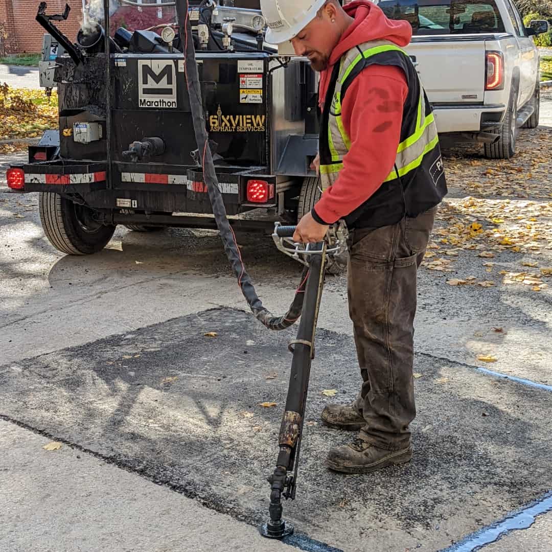 6ixview worker using the kera370bre to apply material into a crack seam